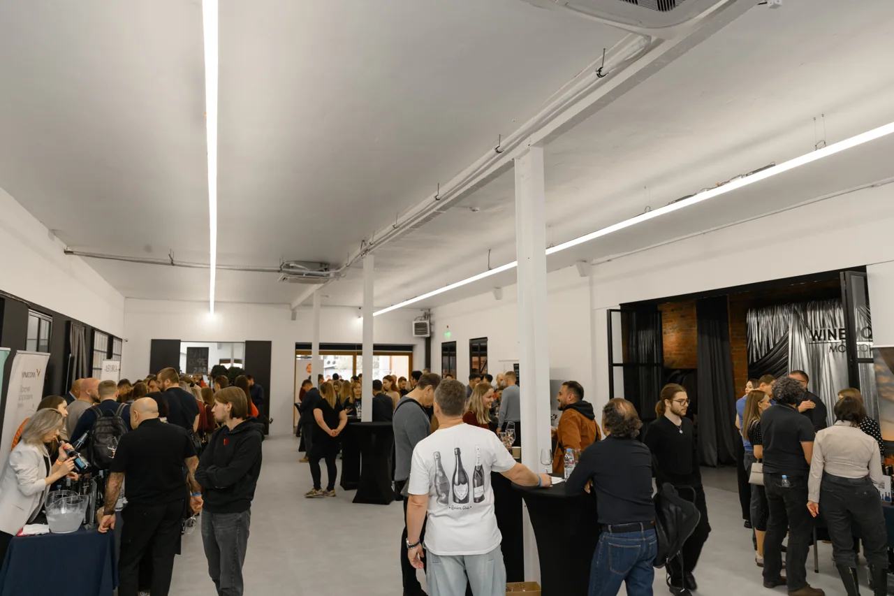 Гости и дегустационные столы в Champagne Hall