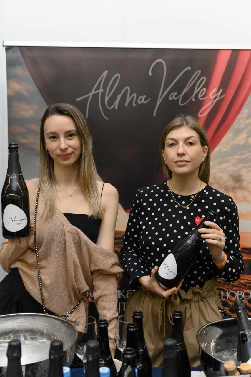 Участницы фестиваля у дегустационного стола Alma Valley